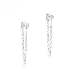 Détail macro des boucles d'oreilles pompons en argent S925 avec zircons cubiques brillants