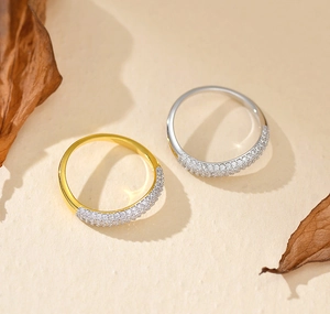 Nahaufnahme von S925 Silberringen mit Mikro-Pave-Kristallen in Gold und Silber