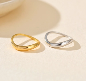 Makroaufnahme des S925-Stempels auf minimalistischen Wellenringen in Gold und Silber