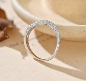 Nahaufnahme eines Rings aus S925 Sterlingsilber mit mikroverzierten weißen Zirkoniasteinen