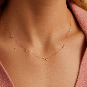 Collier élégant en argent S925 doré avec cinq pendentifs en forme de cœur étincelants