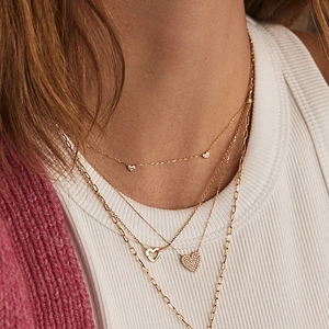 Collier triple rang en argent S925 avec pendentifs cœur en zircon porté par un mannequin