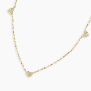 Collier en argent S925 doré avec trois pendentifs cœurs sertis de zircons brillants