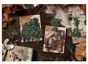Dettaglio di adesivi vintage con illustrazioni realistiche di fiori e animali decorativi
