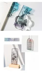 Dettagli dei segnalibri traslucidi con motivi in pizzo ed eleganti farfalle e fiori raffinati