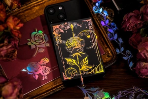 Macro de stickers fleurs PET laser avec roses gothiques sur une coque de téléphone noire