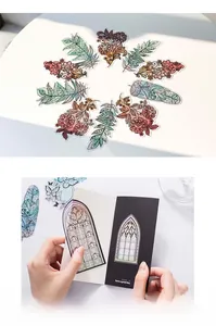 Dettaglio di adesivi vintage in pizzo e confezione decorativa a tre ante per diari