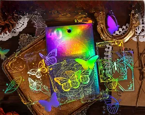 Vue détaillée de 40 autocollants papillon holographiques dans un décor de style vintage