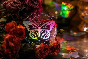 Détail de stickers papillons laser aux reflets irisés sur fond de roses anciennes