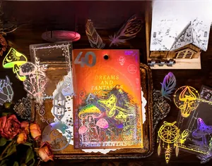 Détail d'autocollants PET laser aurora avec motifs de champignons et plumes féeriques