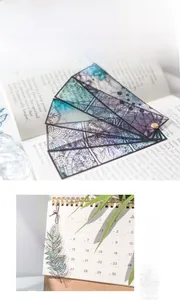 Segnalibri in pizzo traslucido con adesivi PET floreali su rivista e calendario bianco