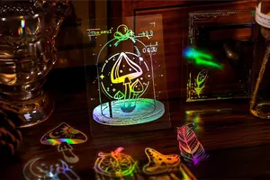 Vue macro d'autocollants PVC holographiques aux motifs de champignons pour DIY journal