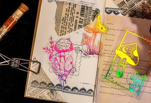 Détail d'autocollants champignons holographiques en PET sur un carnet vintage
