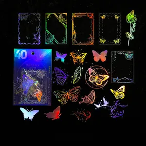 Vue macro de 40 autocollants de papillons holographiques laser sur fond noir mat