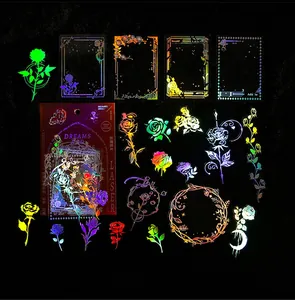 Vue macro des autocollants holographiques fantaisie avec détails de roses et laser