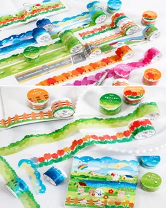 Vista dettagliata del set di nastri washi con paesaggi carini e motivi floreali per scrapbooking