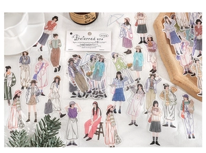 Vue à plat d'autocollants de mode pour filles avec plateau en bois et fleurs séchées
