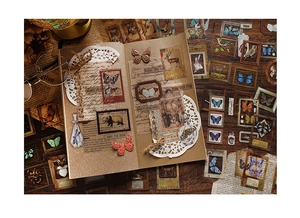 Détail d'autocollants vintage pour scrapbooking avec motifs papillon et panda sur carnet