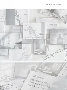 Details künstlerischer schwarz-weißer Notizzettel mit poetischem Text und Fenster Schatten