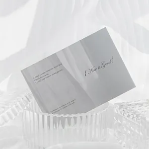 Minimalistische Deko-Karten mit Marmortextur und Sprüchen in einem Glashalter