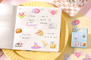 Détail des autocollants Cotton Candy sur un carnet avec des motifs de cœur et d'ours