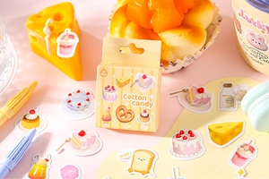 Gros plan de 50 autocollants de dessins animés sur les desserts comme gâteaux et croissants