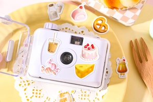 Détails d'autocollants guimauve mignons sur un appareil photo violet avec étui étanche