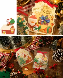 Nahaufnahme von Weihnachtsbeuteln mit Goldfolie, roten Schleifen und Weihnachtsmann