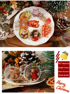 Detailansicht wasserfester PET Weihnachtsaufkleber auf Porzellan und Kiefernzapfen