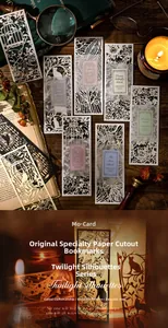 Dettaglio di segnalibri vintage traforati con ritagli intricati e trame di carta