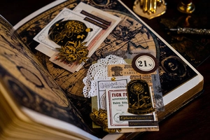 Detalle de pegatinas vintage negro y dorado con etiquetas de farmacia antiguas