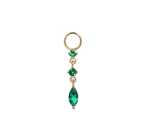 Vue détaillée des boucles d'oreilles en argent S925 doré avec zircons verts 5A étagés