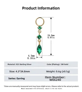 Détail macro de boucles d'oreilles pendantes en argent 925 avec zircons verts