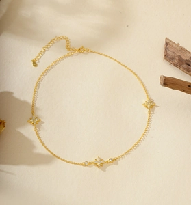 Vue détaillée du collier en argent S925 doré avec flocon de neige et zircons brillants