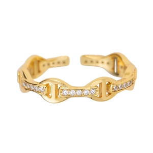 Detailed macro shot of gold chain ring with sparkling diamond pavé on link accents