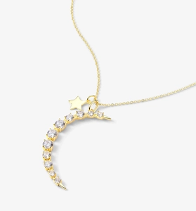 Détail du collier en argent S925 plaqué or avec pendentif lune et étoile orné de zircons brillants