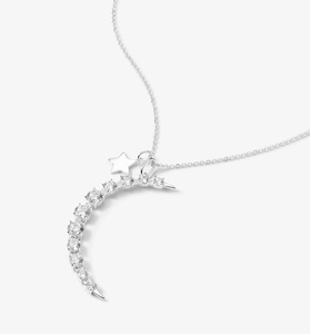Détail du collier S925 en argent avec pendentif lune et étoile orné de zircons scintillants