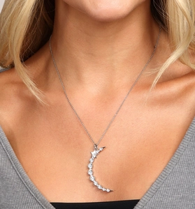 Détail du collier avec pendentif lune et étoile élégant sur le cou du mannequin