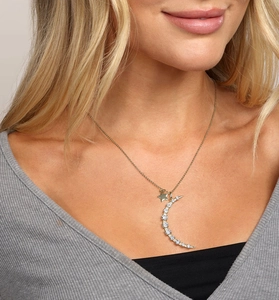 Détail du collier avec pendentif lune et étoile en argent doré serti de zircons brillants