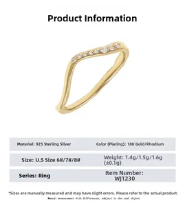 Vue détaillée de la bague vague en argent sterling S925 avec cristaux de zircone sertis