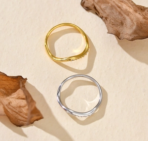 Détail des bagues ondulées en argent sterling S925 dorées et argentées avec micro-pavés