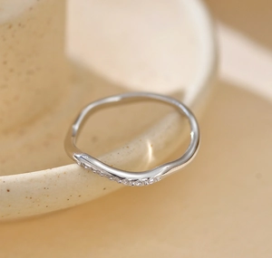 Vue macro de la bague vague en argent S925 sertie de zircons sur bordure céramique