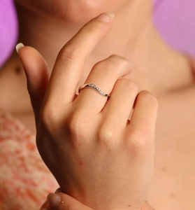 Vue macro de la bague vague en argent avec zircons sertis et fini poli