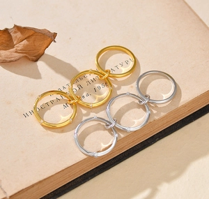 Dettaglio di anelli tripli in argento sterling 925 oro e argento con micro zirconi