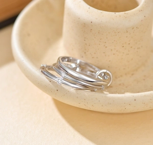 Dettaglio di un anello a tre strati in argento sterling 925 con zirconi incastonati