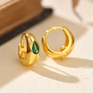 Boucles d'oreilles créoles dorées en argent S925 avec zircone verte en goutte