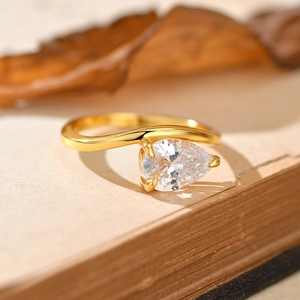 Elegant gold S925 silver ring featuring a pear-shaped zircon with a wavy band design