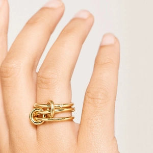 Anello a tre fasce collegate in finitura oro 18 carati con micro cristalli incastonati