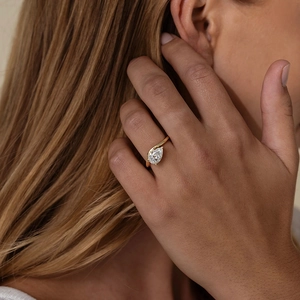 Elegant S925 silver pear-cut zircon ring with gold finish and wavy streamline design