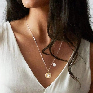 Collier tournesol en argent S925 élégant avec cristal brillant porté par un mannequin